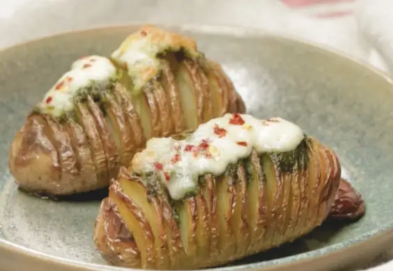 Pieczone ziemniaki Hasselback z mozzarellą