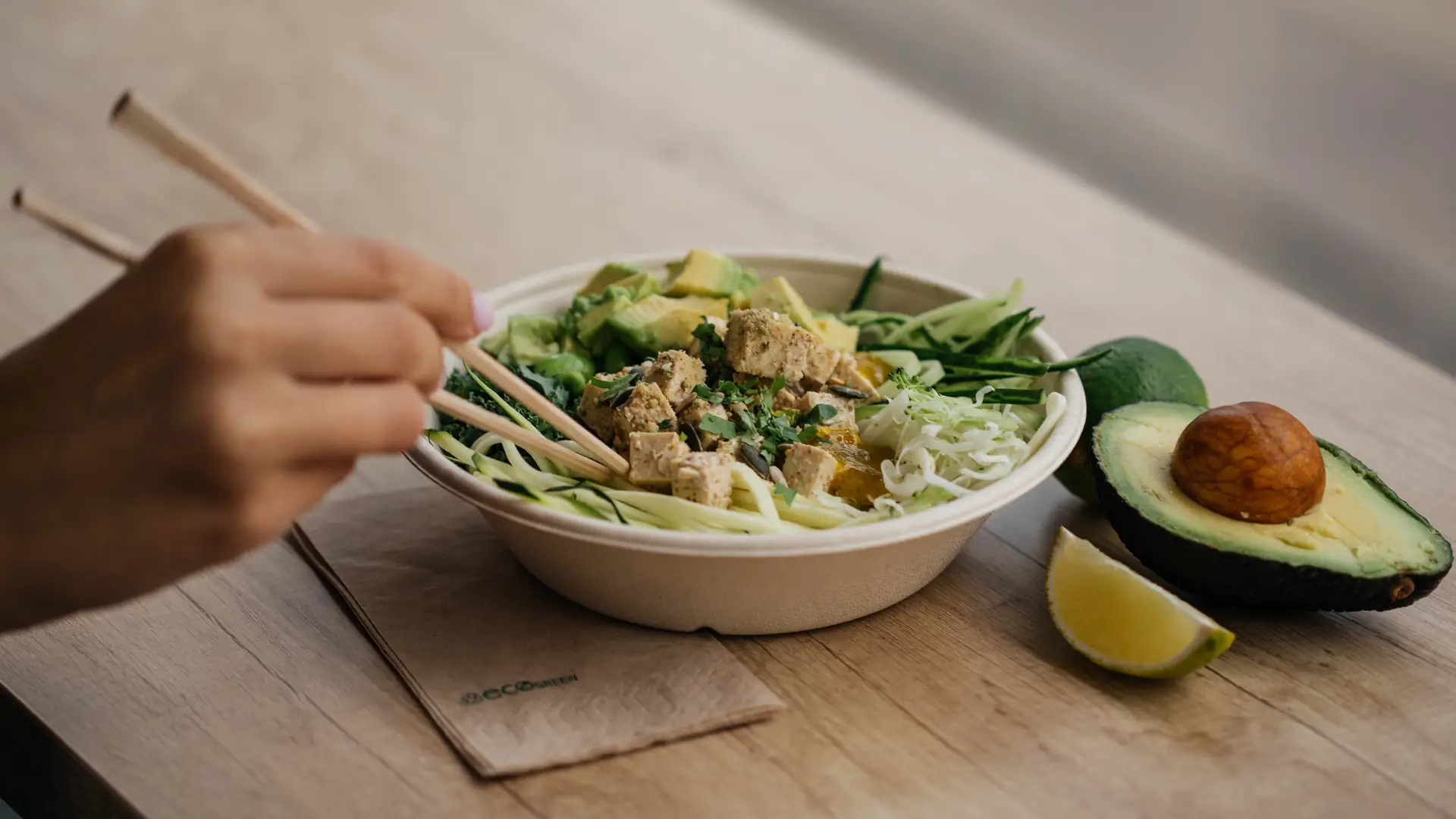 Sałatka z awokado: veggie bowls to nie wszystko, co możesz przyrządzić z awokado