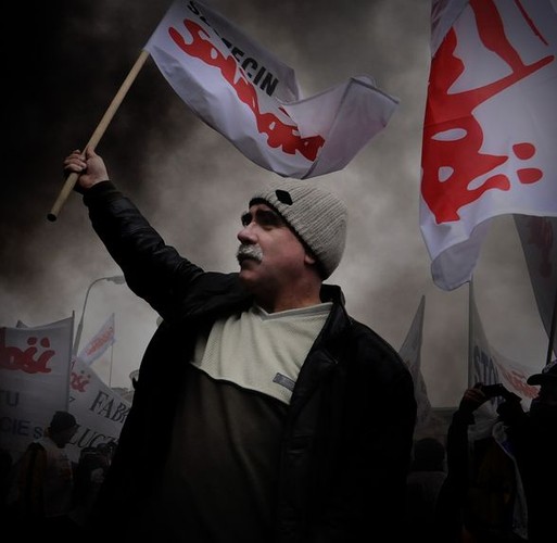 • Zdjęcie pojedyncze - III miejsce w kategorii LUDZIE

Autor: Filip Klimaszewski, „Gazeta Wyborcza”
Warszawa. Portret uczestnika demonstracji zorganizowanej przez związkowców przemysłu obronnego, stoczniowego i samochodowego przeciwko zapowiadanym przez rząd cięciom budżetowym i redukcji zamówień.
6 marca 2009