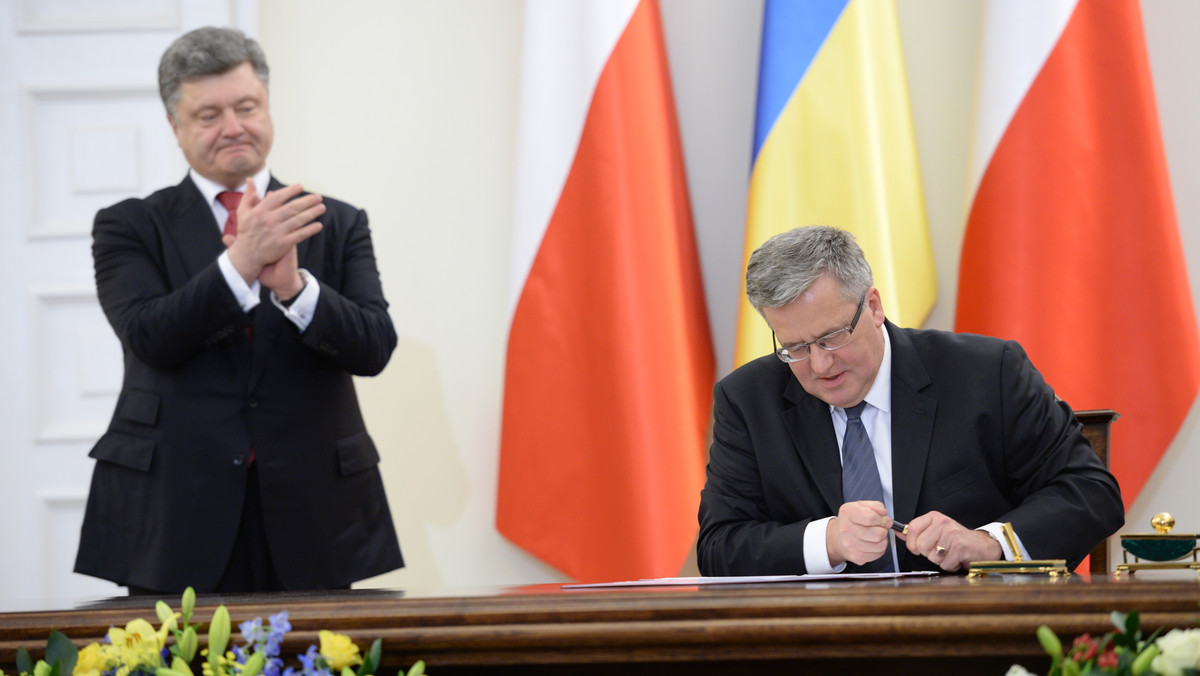 Prezydent Bronisław Komorowski podpisał dzisiaj, w obecności goszczącego z oficjalną wizytą w Polsce prezydenta Ukrainy Petra Poroszenki, ustawę o ratyfikacji umowy stowarzyszeniowej między Ukrainą a Unią Europejską.