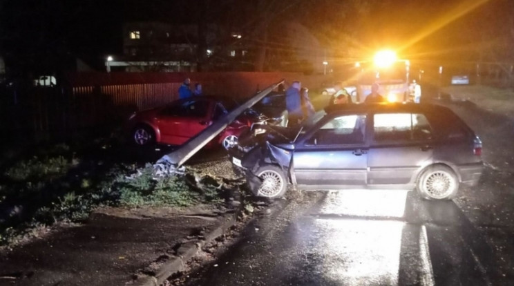 A kidőlő villanyoszlop több autót is megrongált /Fotó: Police.hu