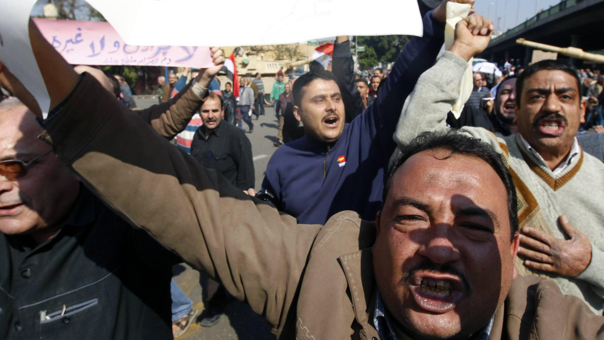 Zwolennicy i przeciwnicy prezydenta Egiptu Hosniego Mubaraka starli się na placu Tahrir w centrum Kairu, gdzie od ponad tygodnia trwają wielotysięczne demonstracje antyprezydenckie. - Sytuacja stała się napięta, nie wiadomo jak zareaguje wojsko - mówił na antenie Polsat News dr Marceli Burdelski z Egiptu. - Tu nie ma ratowników - relacjonował korespondent TVN24 Tomasz Kanik z miejsca zamieszek. Telewizja Al Jazeera informuje o interwencji armii, bez użycia broni. Wojskowi starają się rozdzielić walczących ludzi.