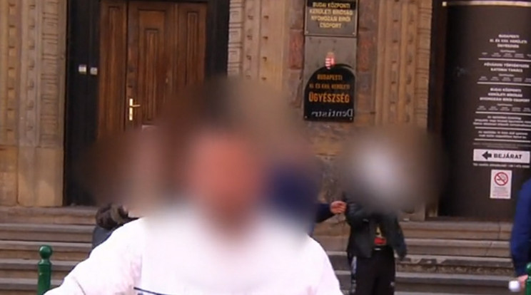 Lökdösték, veréssel fenyegették a Tv2 munkatársát a bíróság előtt / Fotó: TV2