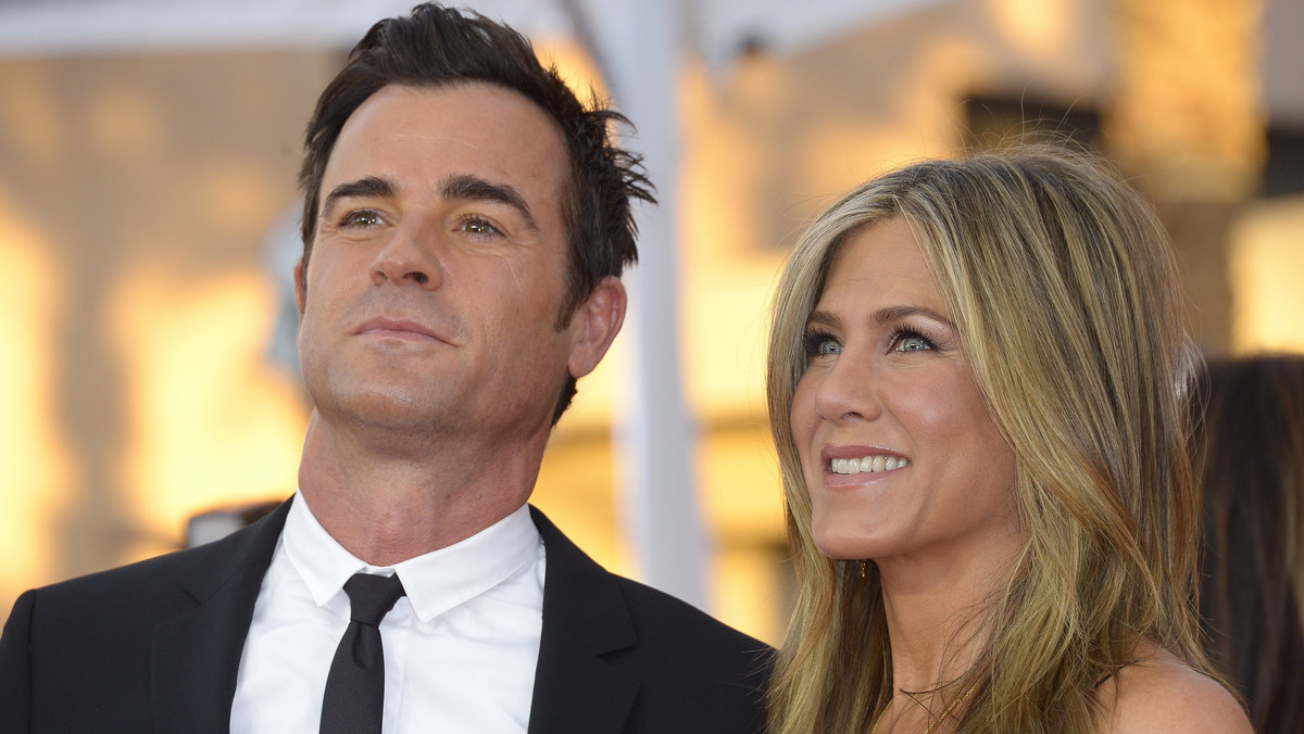 Jennifer Aniston i Justin Theroux rozstali się po dwóch i pół roku małżeństwa. Para opublikowała oficjalne oświadczenie w tej sprawie. "Decyzja została podjęta wspólnie pod koniec roku" - napisali Aniston i Theroux.