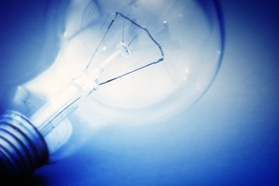 Pół miliona Polaków zmieniło już dostawcę prądu. Na co należy uważać?