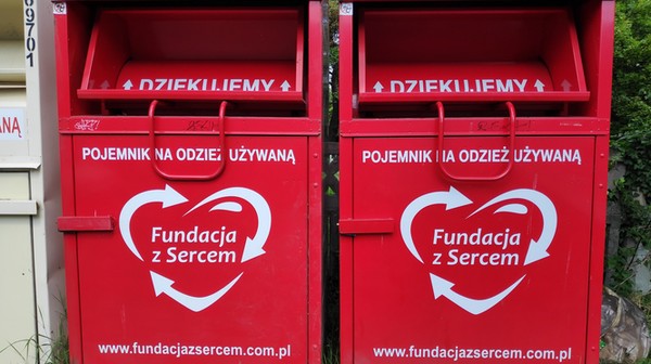 Odzież i inne tekstylia w dobrym stanie warto też przekazywać organizacjom charytatywnym.