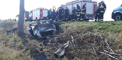 Przerażający wypadek w Krapkowicach. Z auta niewiele zostało