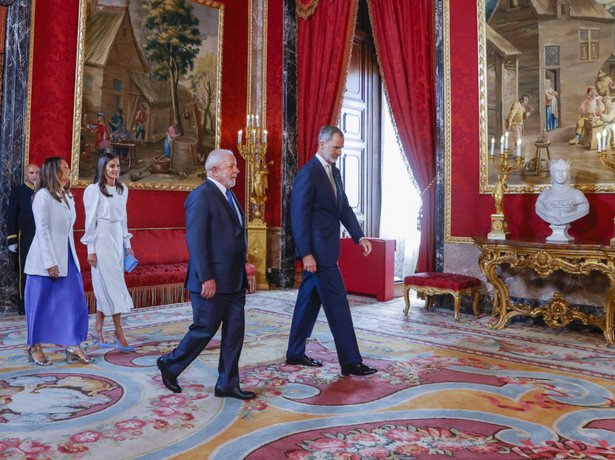 Król Filip VI i Luiz Inacio Lula da Silva oraz Rosangela da Silvain i królowa Letizia podczas spotkania w Madrycie