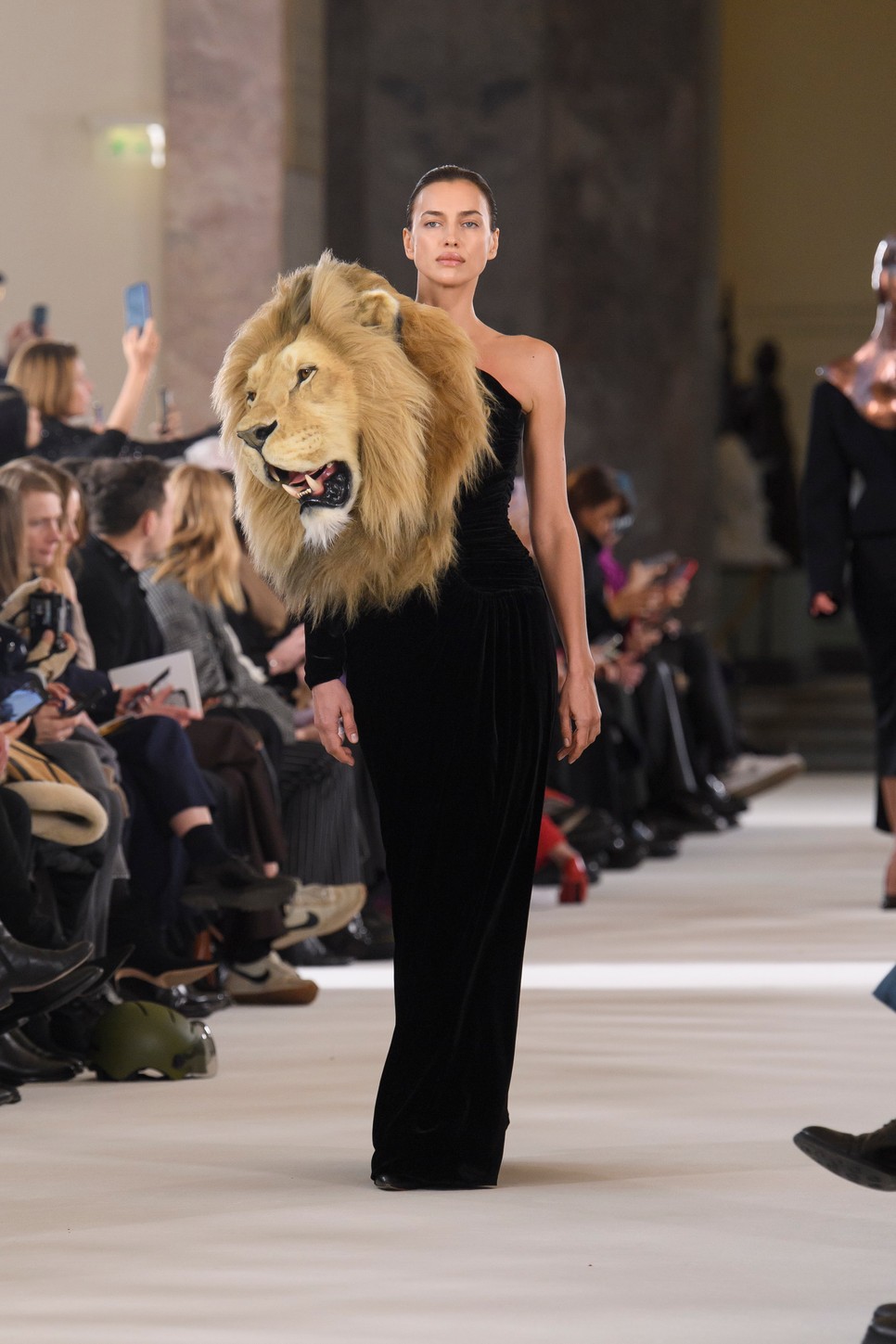 A kifutón Irina Shayk viselte a Kylie Jenner által viselt ruha egy változatát a  Schiaparelli haute couture shown