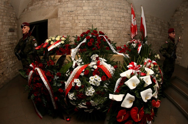 Kwiaty na grobie Marii i Lecha Kaczyńskich