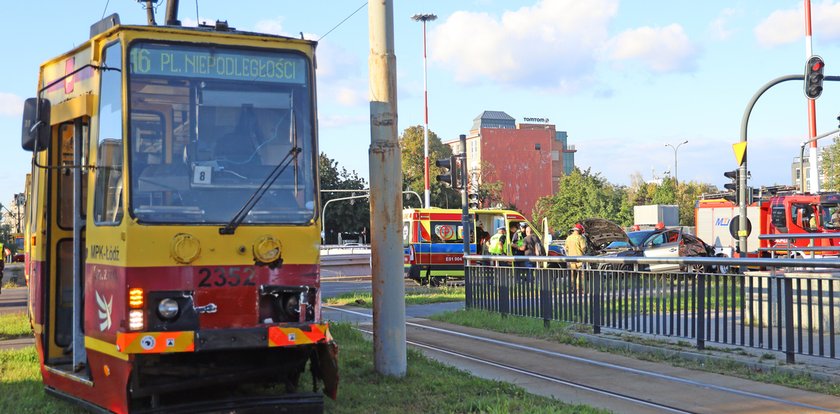 Czerwone światło i czerwony tramwaj. Nie widział, czy nie chciał widzieć? Wypadek na Trasie WZ w Łodzi. 