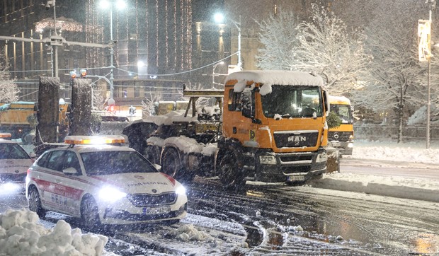 Čišćenje Trga Nikole Pašića