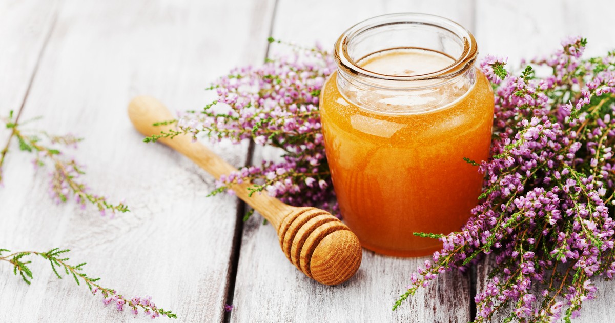 В чем варили вересковый напиток из вереска. Вересковый мёд. Вересковый мёд цветок.