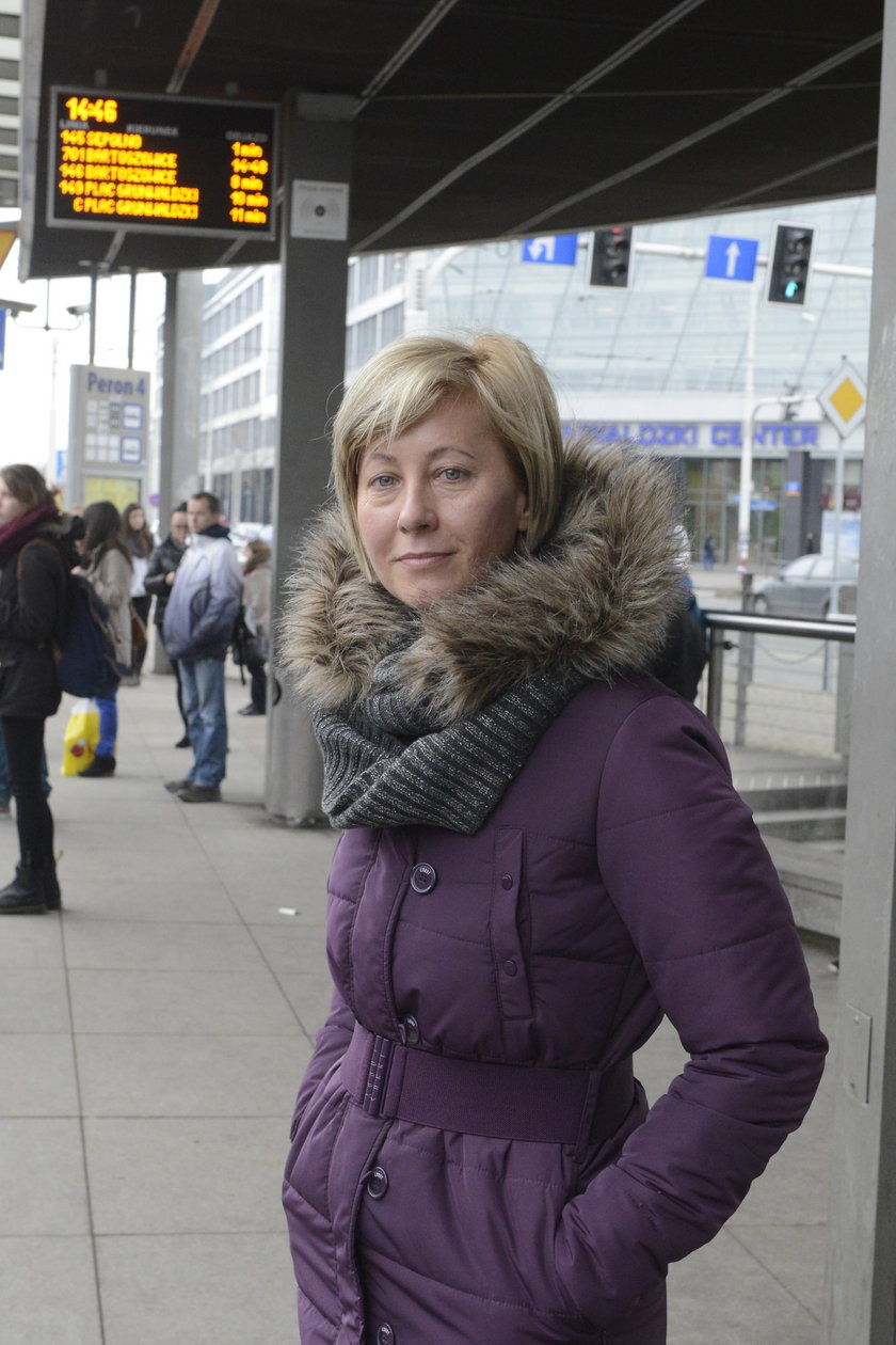 Pasażerka pod elektronicznym rozkładem na Rondzie Reagana we Wrocławiu