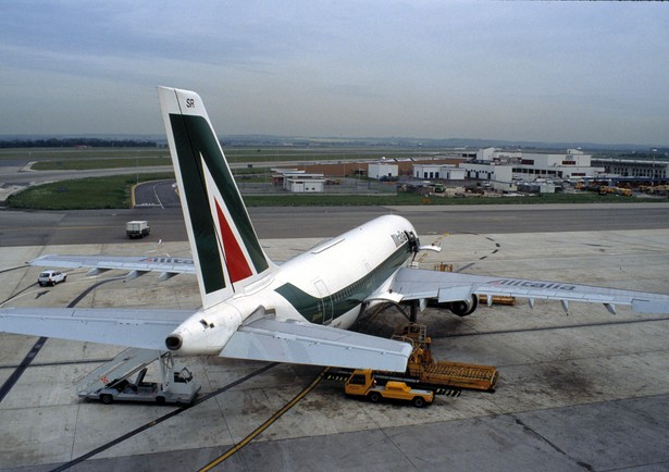 Samolot Airbus A321 linii Alitalia na lotnisku Rzym-Fiumicino