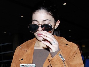 Hatalmas eljegyzési gyűrűt villantott Kylie Jenner!