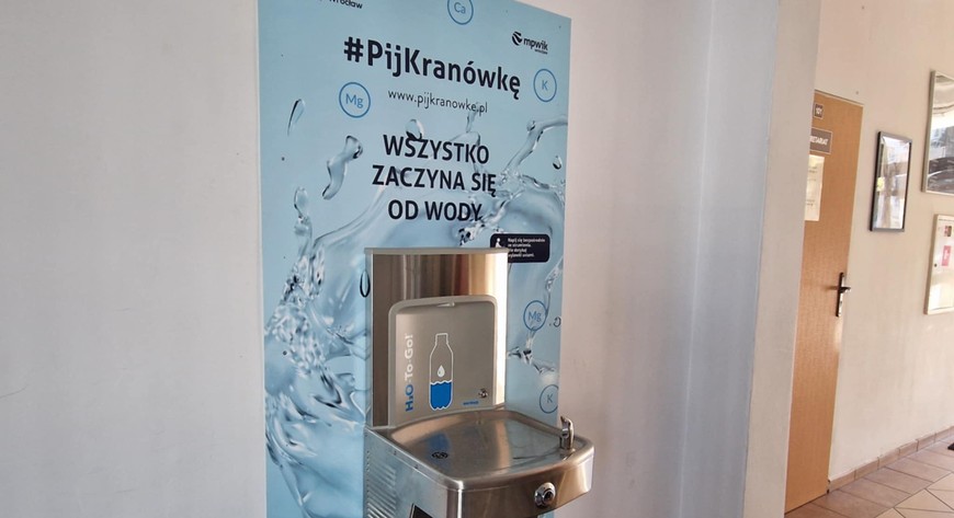 Poidełko ułatwia dostęp na korytarzu w szkole do wody pitnej