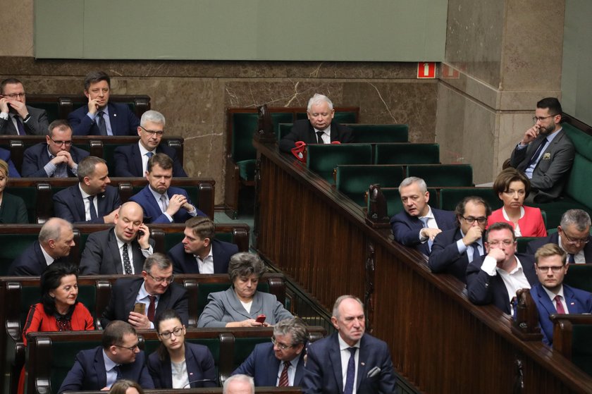 Obolały Kaczyński w Sejmie