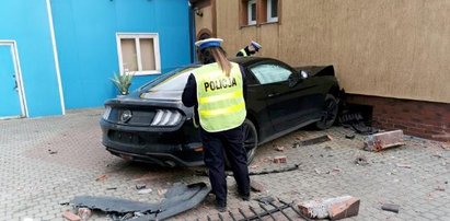 Straszny wypadek w Szczytnie. Mustang wjechał w wózek z bliźniakami