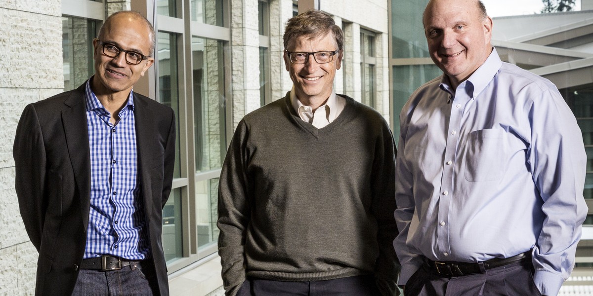 Satya Nadella (l), aktualny prezes Microsoftu i jego poprzednik Steven Ballmer (p). W środku stoi współzałożyciel firmy Bill Gates