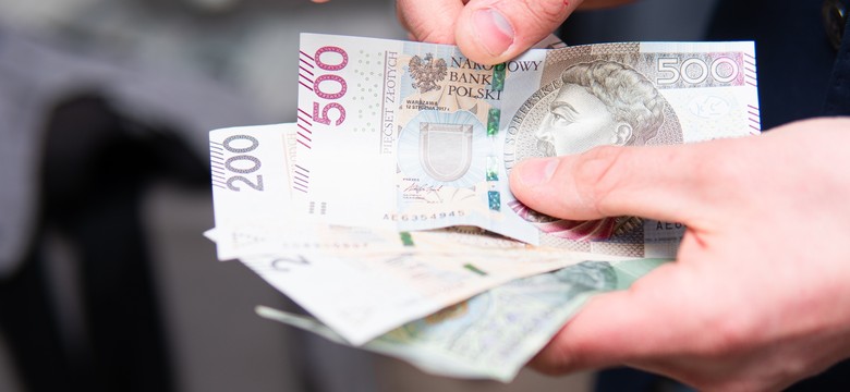 500 plus dla seniora. Jaki próg dochodowy obowiązuje w 2025 roku?