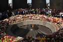 Armenia: Dzień Pamięci o Ludobójstwie Ormian. Tłumy składają kwiaty ku pamięci ofiar