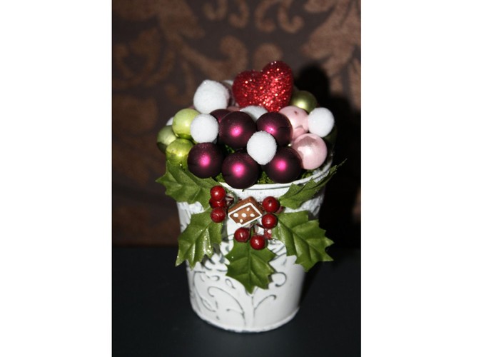 Bielone miniwiaderko, wypełnione bombkami, ozdobione liśćmi ostrokrzewu i brokatowym serduszkiem. Autorka: Marta Jarosińska-Mańka