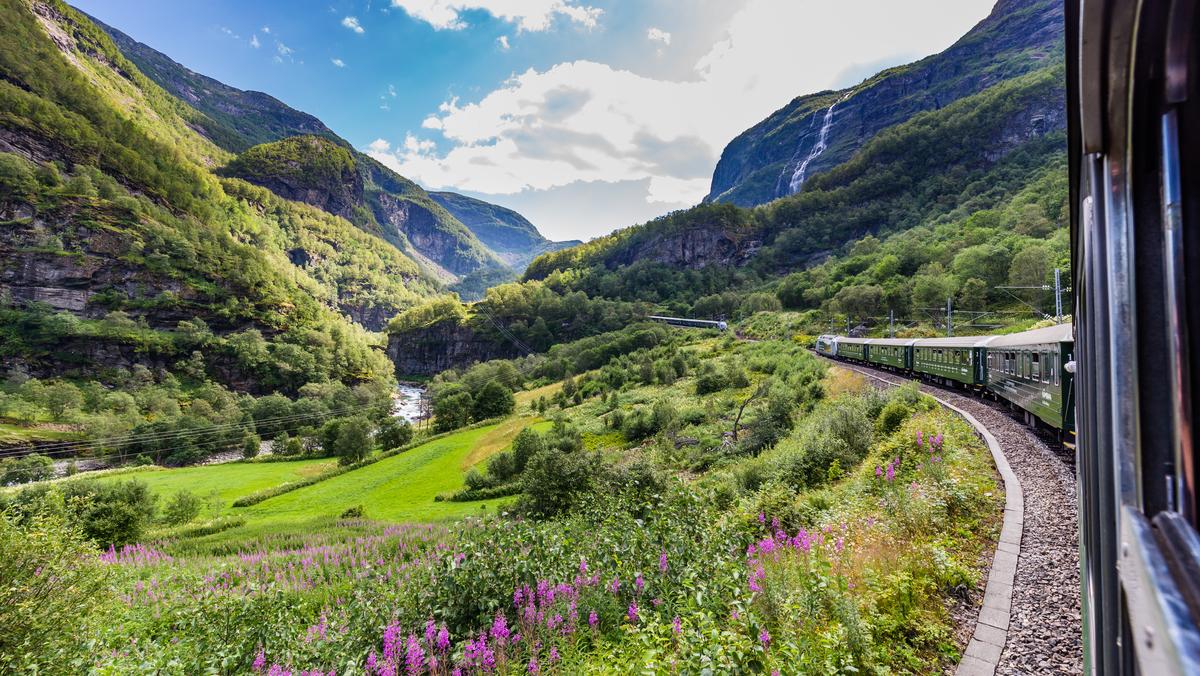 Pociąg na jednej z najbardziej znanych tras w Norwegii