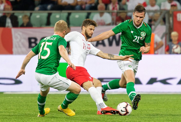 Piłkarz reprezentacji Polski Mateusz Klich (C) oraz Daryl Horgan (L) i Kevin Long (P) z Irlandii