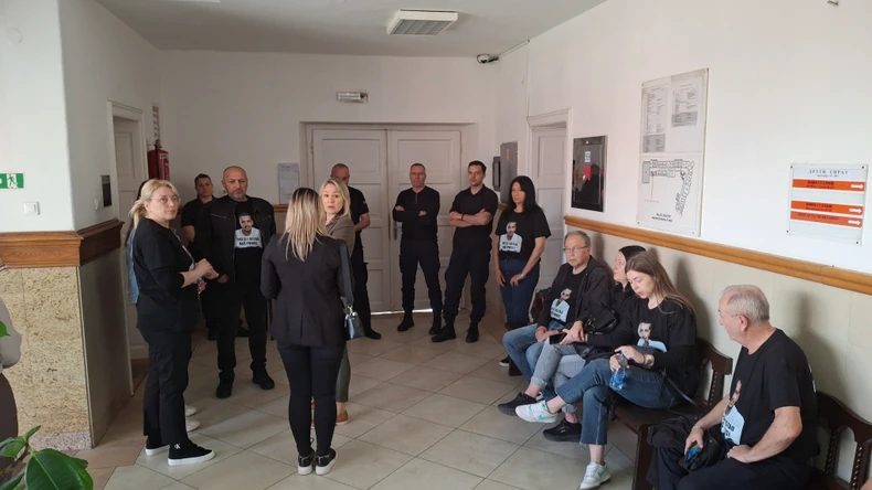 Porodica i prijatelji nastradalog Alekse Stojmenovića sa majicama sa njegovim likom