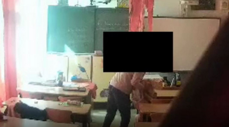 / A diákok lefilmezték tanárukat, ahogyan holmijaik között turkál