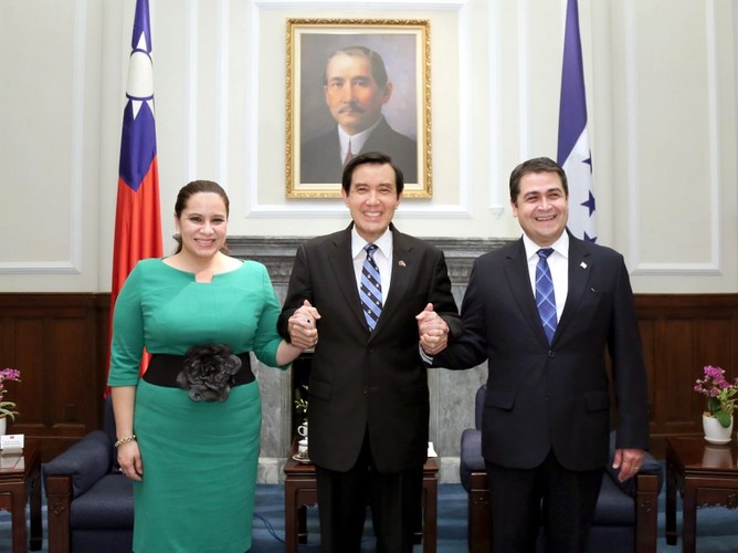 Ana Rosalinda Garcia Hernandez, Ma Ying-jeou i Juan Orlando Hernandez Alvarado;