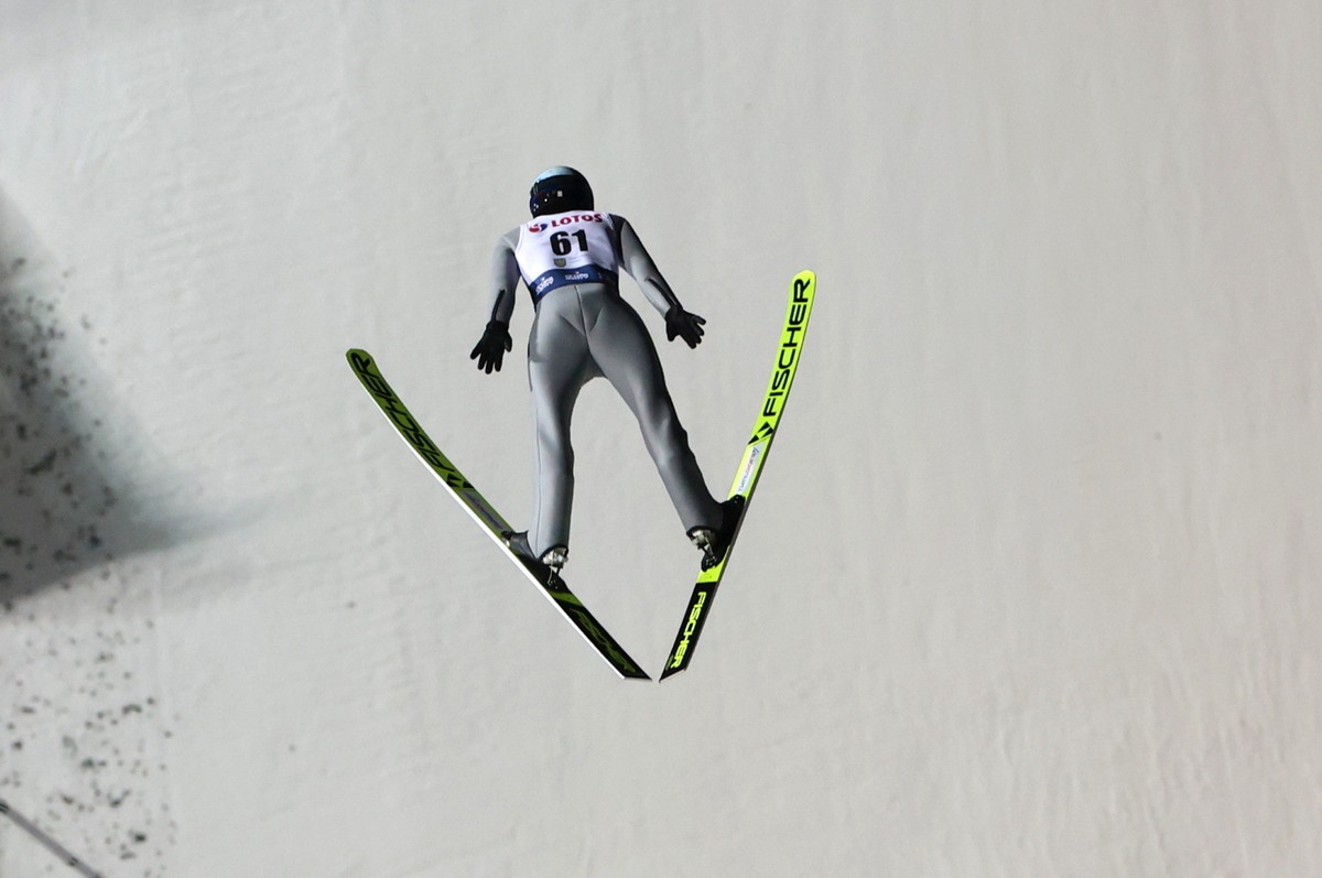 Polak Kamil Stoch podczas serii treningowej przed zawodami Pucharu Świata w skokach narciarskich w Wiśle