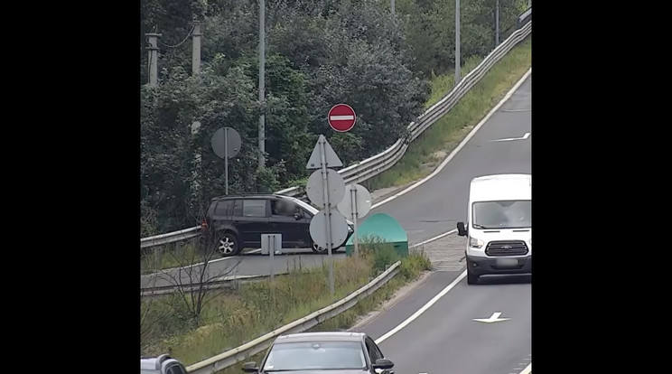 A sofőr megfordult, majd veszélyesen hajtott be egy másik autó elé /Fotó: Magyar Közút