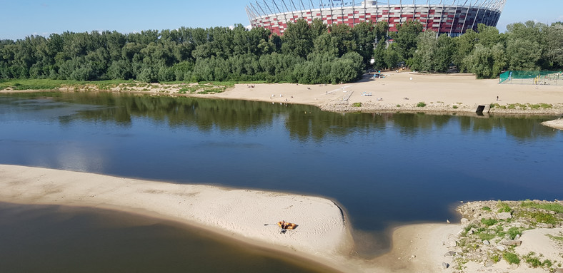 Niski stan wody w Wiśle w Warszawie