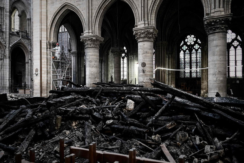Notre Dame miesiąc po pożarze
