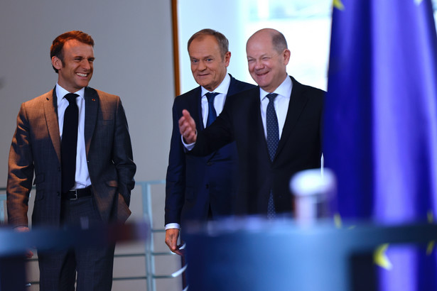 epa11222575 (L-R) French President Emmanuel Macron, Poland's Prime Minister Donald Tusk and German Chancellor Olaf Scholz arrive for a news conference at the Cancellery in Berlin, Germany, 15 March 2024. The leaders of the 'Weimar Triangle' (France, Germany and Poland) meet to discuss assistance to Ukraine. EPA/HANNIBAL HANSCHKE Dostawca: PAP/EPA.