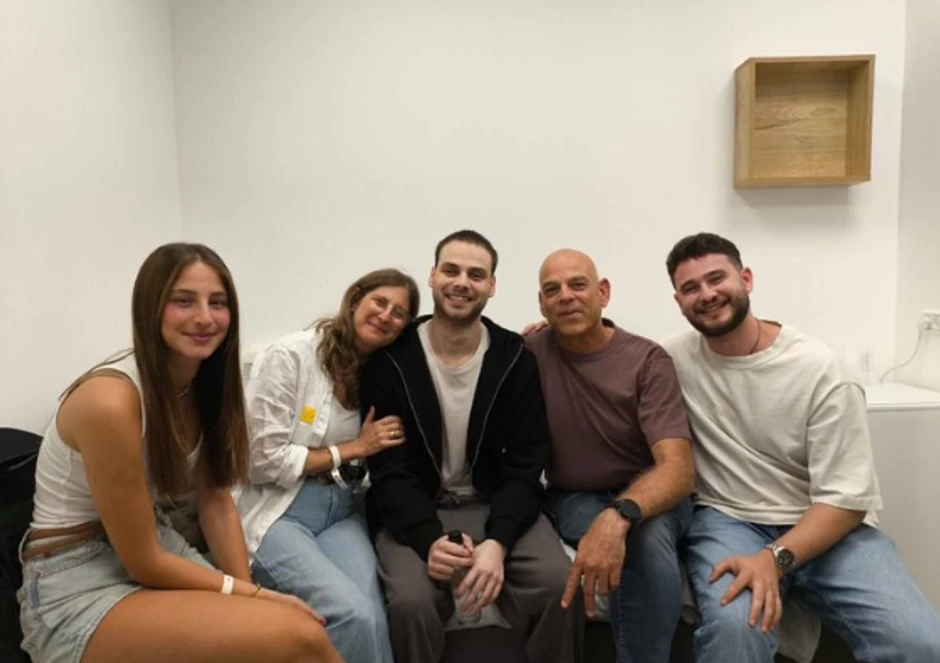 Alon Ohel sa porodicom posle dve godine zatočeništva