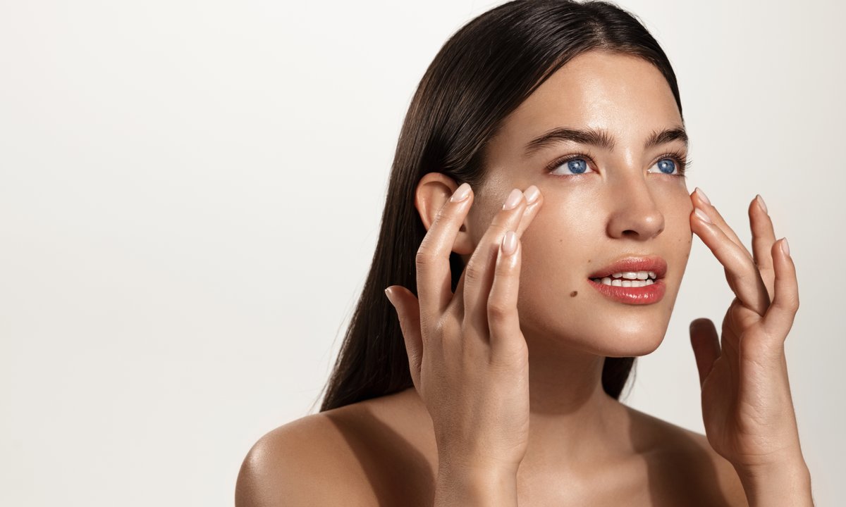 Ten krem pod oczy zawiera wyjątkową mikę, która rozświetla spojrzenie i optycznie odejmuje lat