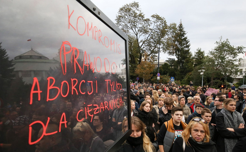 Uczestnicy "czarnego protestu" apelują o odrzucenie projektu przewidującego bezwzględny zakaz przerywania ciąży.