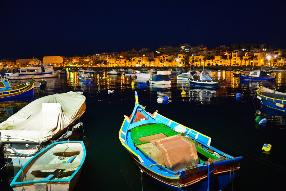 Wieczory nad wodą...   Maltańczycy wystawiają z domu krzesła nad wodę i rozmawiają do nocy