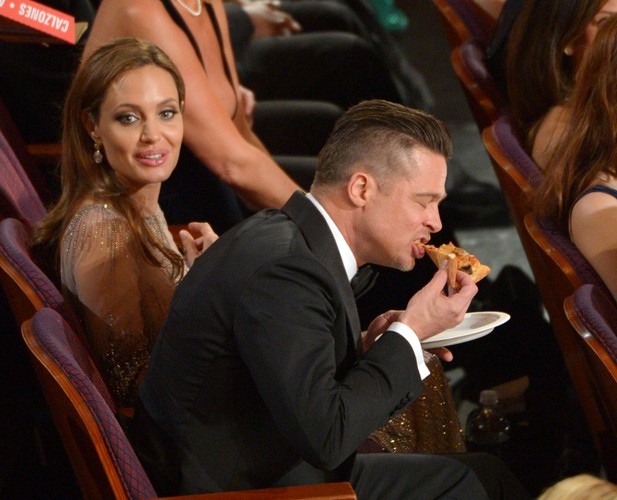 Brad Pitt zajada się pizzą na Oscarach