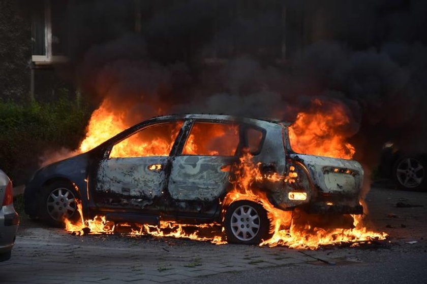 Spłonęło auto. Ojciec wyciągnął z ognia 3-latka