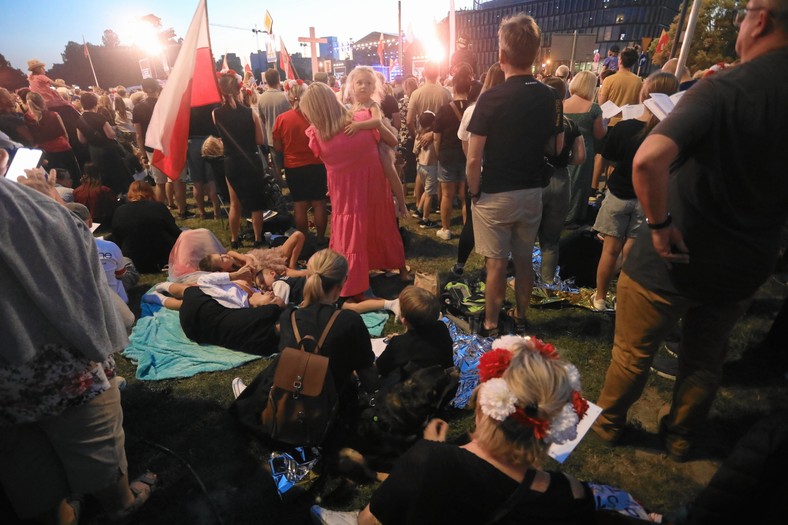 01.08.2024 Warszawa , Plac Pilsudskiego . Obchody 80. rocznicy Powstania Warszawskiego . Warszawiacy spiewaja (nie)zakazane piosenki . Fot. Jacek Marczewski / Agencja Wyborcza.pl