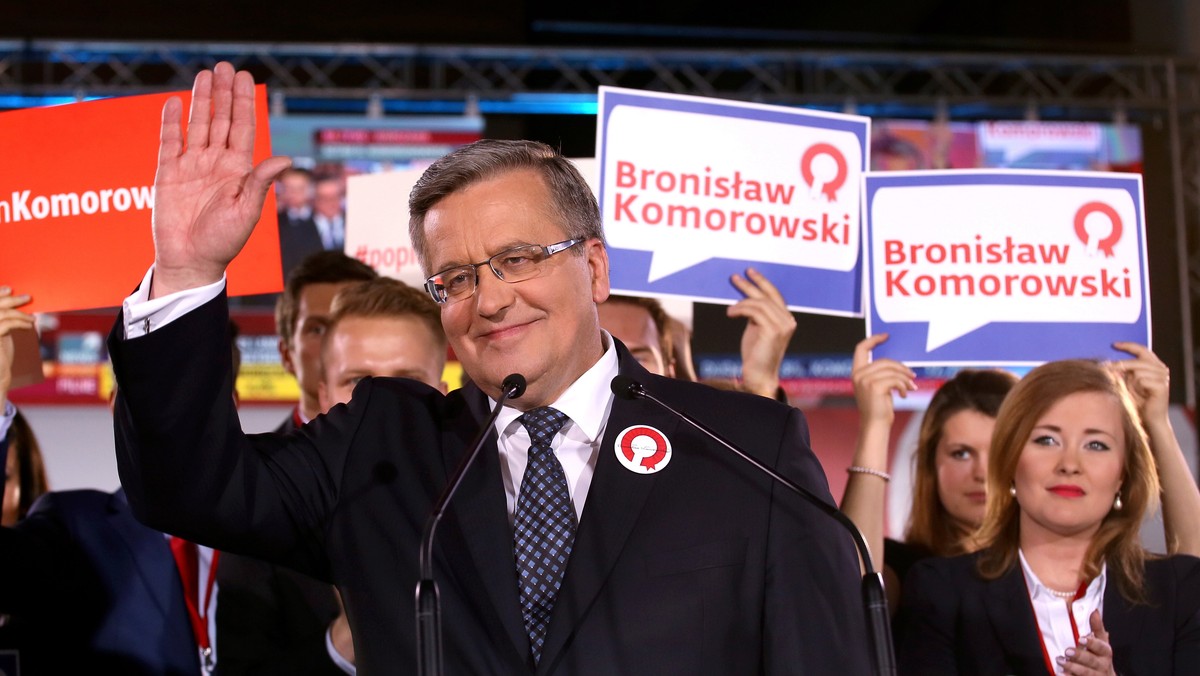 Walczący o reelekcję prezydent Bronisław Komorowski w Warszawie, zwycięzca pierwszej tury kandydat PiS Andrzej Duda w Krakowie - obaj politycy dzisiaj na ulicach tych miast przekonywali do głosowania na nich w II turze wyborów. Kandydaci zabiegali też o głosy wyborców Pawła Kukiza.