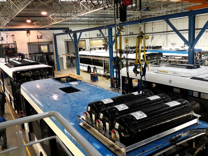 Hala produkcyjna, a na pierwszym planie autobus napędzany CNG.