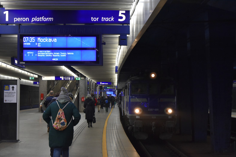 Pociąg InterCity 'Hańcza' Z Krakowa do Mockavy chwilę przed odjazdem ze stacji Warszawa Centralna