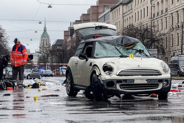Samochód wjechał w grupę ludzi w Monachium. Są ranni