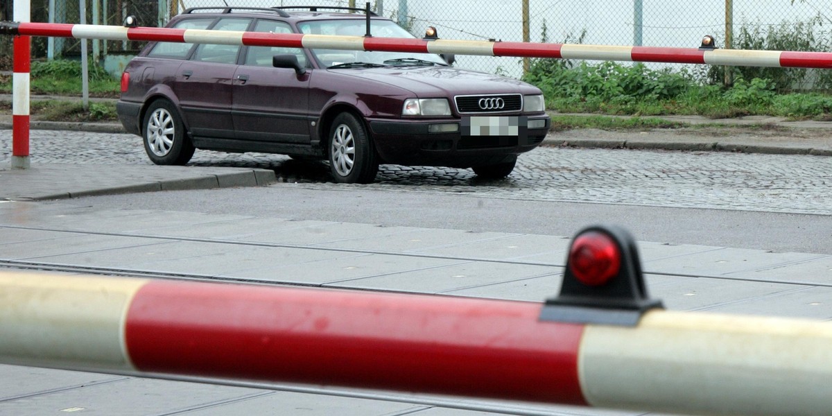 Pijany kierowca busa wjechał na przejazd kolejowy