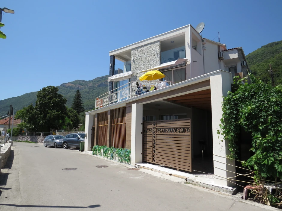 Naš pevač na moru u Crnoj Gori poseduje luksuznu kuću koja tokom noći menja boje